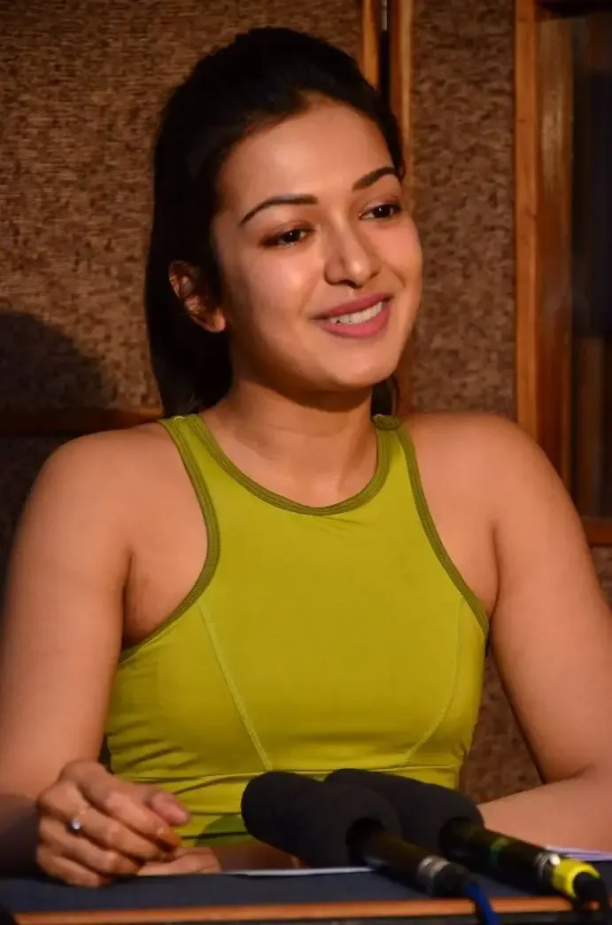 Catherine Tresa Without Makeup Face Stills In Green Top